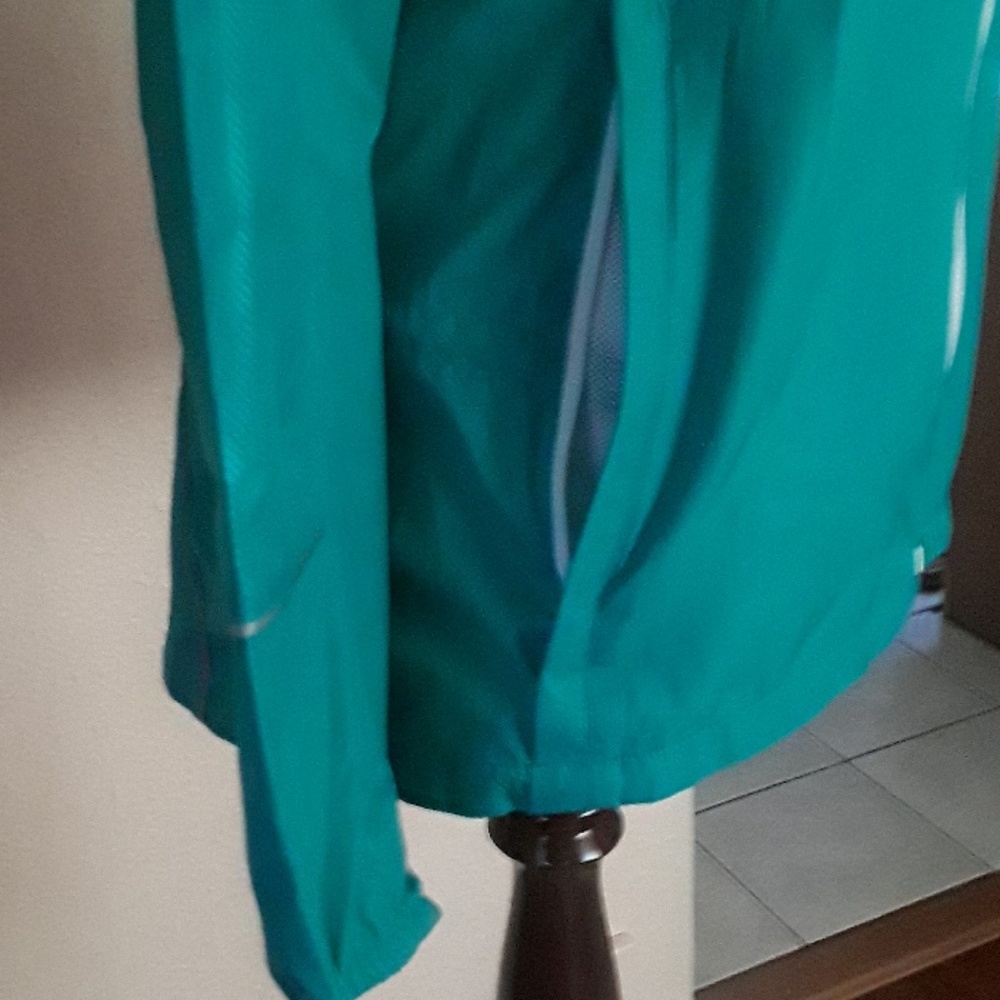 The North Face Jacket (women's) - Picture 5 of 8